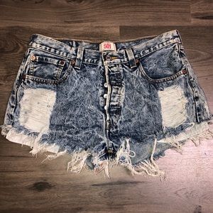 RIPPED LEVI’S JEAN SHORTS